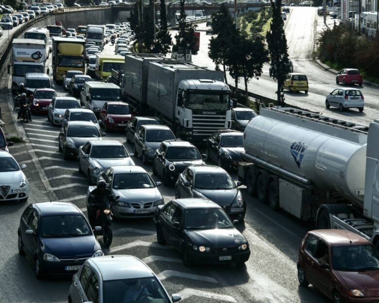 Τροχαίο ατύχημα στον Κηφισό: Κυκλοφοριακό «έμφραγμα» από τη σύγκρουση 3 οχημάτων στην άνοδο, στο ύψος της λεωφόρου Αθηνών