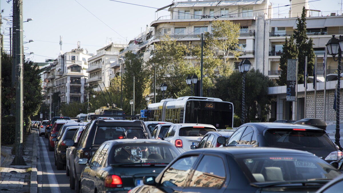 Κίνηση στους δρόμους: Στο «κόκκινο» Κηφισός, Κηφισίας και κέντρο της Αθήνας - Καθυστερήσεις έως 30 λεπτών στην Αττική Οδό