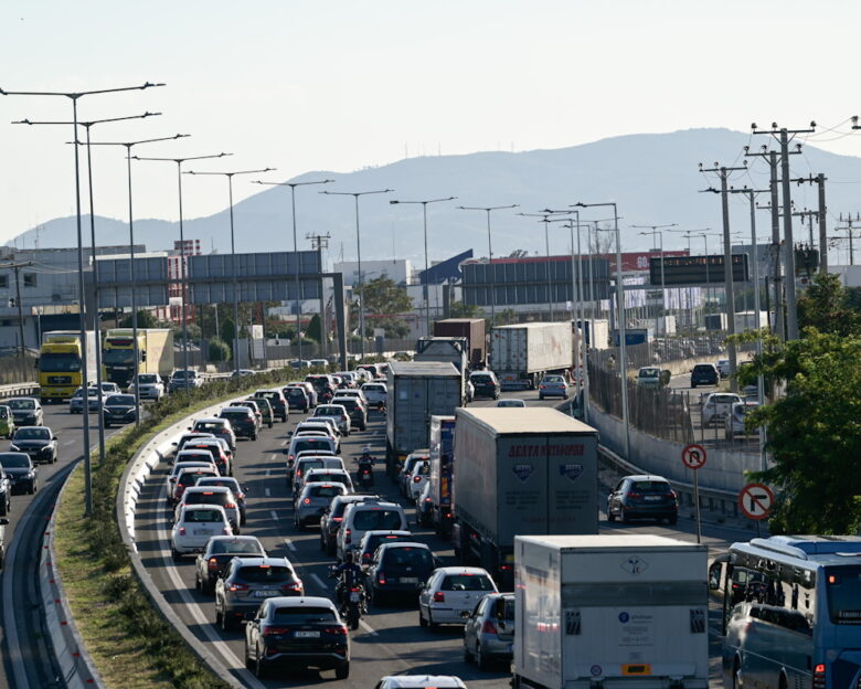 Κίνηση στους δρόμους: Ουρές χιλιομέτρων στον Κηφισό – Προβλήματα στη Λεωφόρο Κηφισίας, στο κέντρο της Αθήνας και στην Αττική Οδό