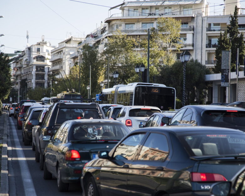 Κίνηση στους δρόμους: Στο «κόκκινο» Κηφισός, Κηφισίας και κέντρο της Αθήνας – Καθυστερήσεις έως 30 λεπτών στην Αττική Οδό