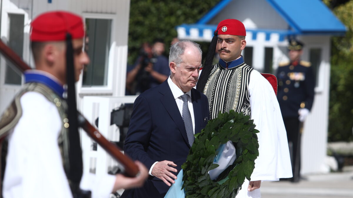 Κατάθεση στεφάνου στο Μνημείο του Άγνωστου Στρατιώτη από τον Κωνσταντίνο Τασούλα