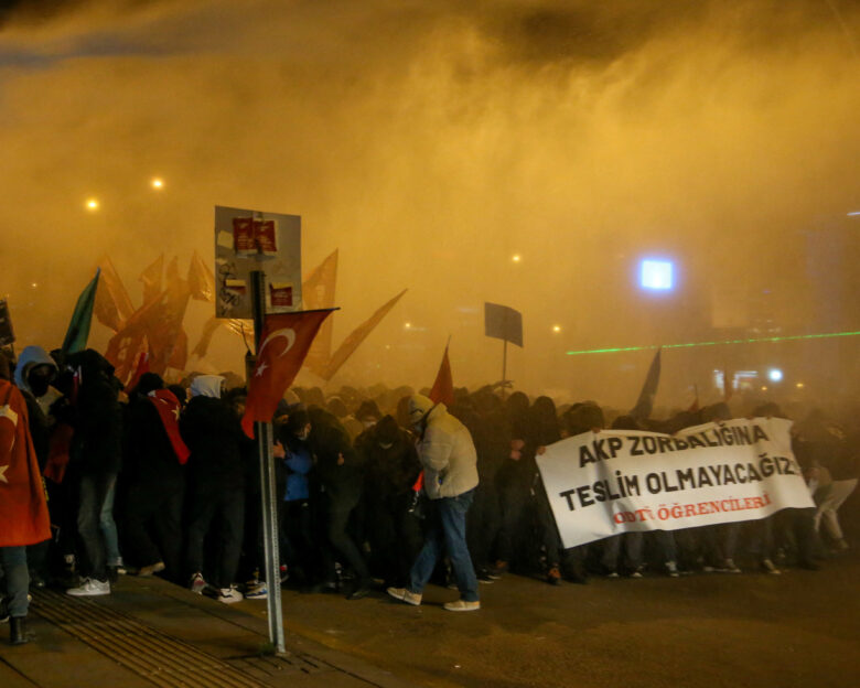 Τουρκία: Οργή λαού μετά τη σύλληψη Ιμάμογλου με ογκώδεις διαδηλώσεις – Σήμερα ενώπιον του εισαγγελέα ο δήμαρχος Κωνσταντινούπολης