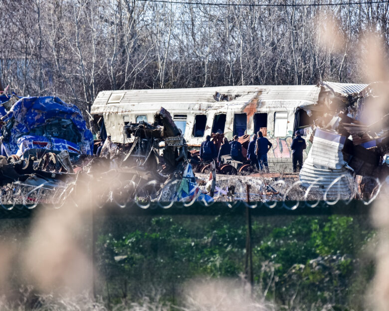 Τέμπη: Στο Κουλούρι ανακριτής, πραγματογνώμονες και μεταλλουργός – Εξετάζουν τη δεύτερη ηλεκτράμαξα της εμπορικής αμαξοστοιχίας