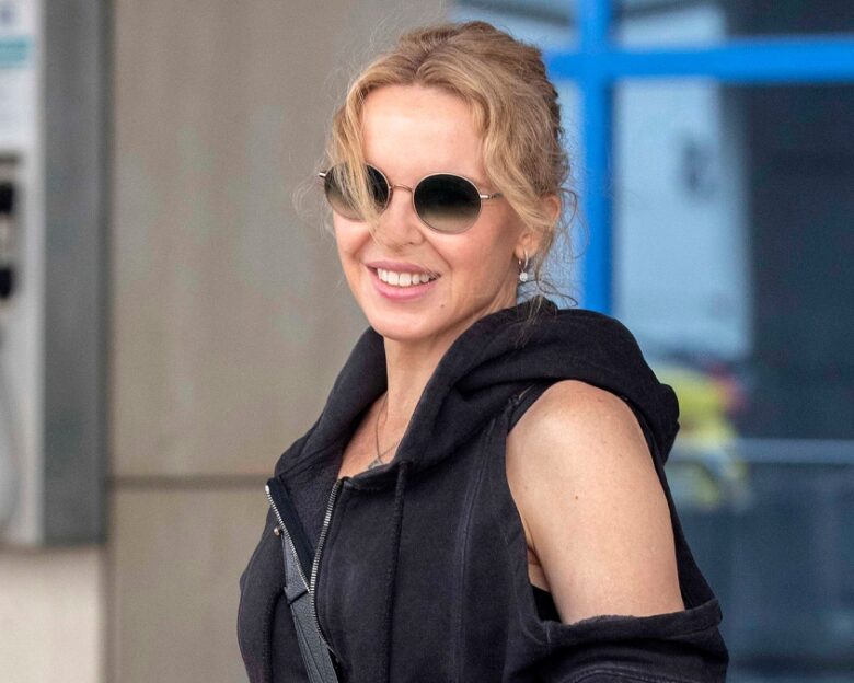 H Kylie Minogue στην Αίγινα: Ξετρελάθηκε με τα φιστίκια και την ομορφιά του νησιού