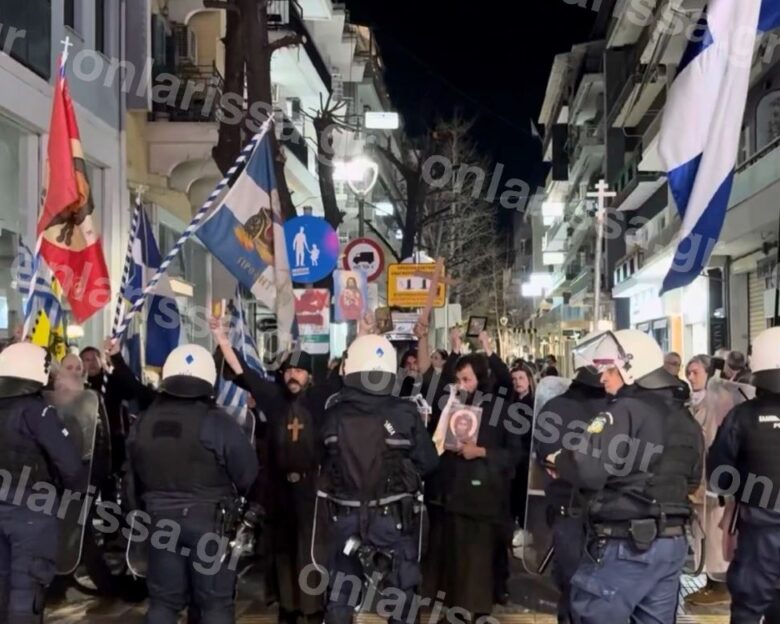 Λάρισα: Ρασοφόροι και ένθερμοι χριστιανοί διαδήλωσαν κατά της παράστασης του Χριστόφορου Ζαραλίκου