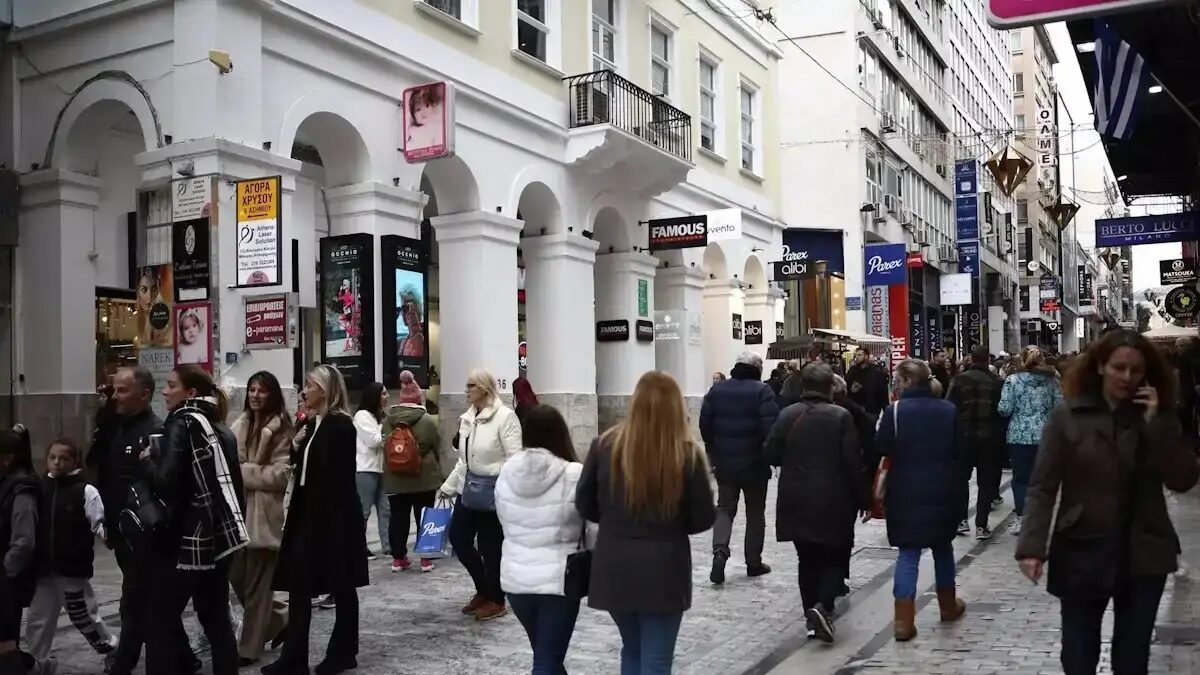 Καταναλωτές προχωρούν στην αγορά της Ερμού