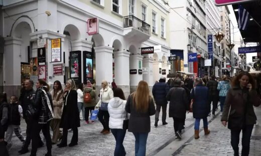 Καταναλωτές προχωρούν στην αγορά της Ερμού