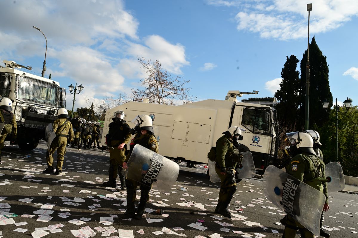 Άνδρες των ΜΑΤ στο μεγάλο συλλαλητήριο για τα Τέμπη στις 28/2/2025