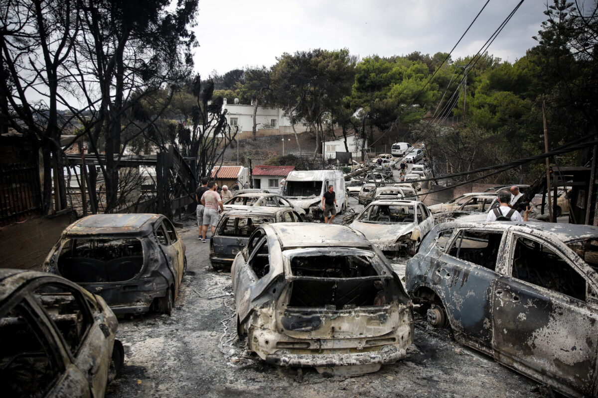 Καμένα αυτοκίνητα από τη φωτιά στο Μάτι