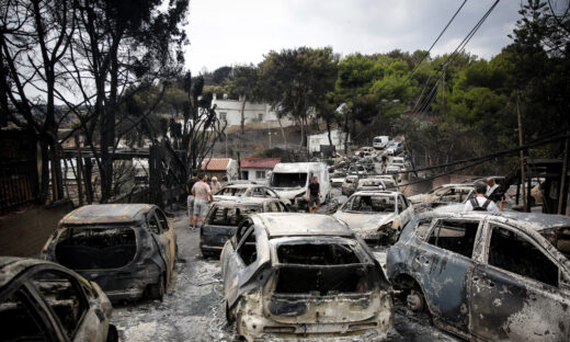 Καμένα αυτοκίνητα από τη φωτιά στο Μάτι