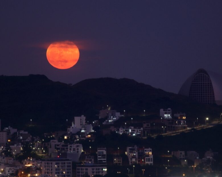 Όλα τα συναρπαστικά αστρονομικά γεγονότα του Μαρτίου: Από το Ματωμένο Φεγγάρι έως την εξαφάνιση των δακτυλίων του Κρόνου