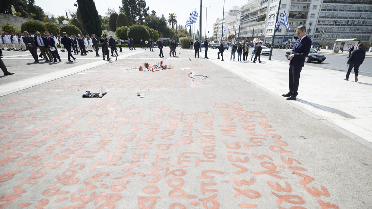 Ο Κυριάκος Μητσοτάκης υποκλίνεται στο σημείο με τα ονόματα των θυμάτων της τραγωδίας στα Τέμπη