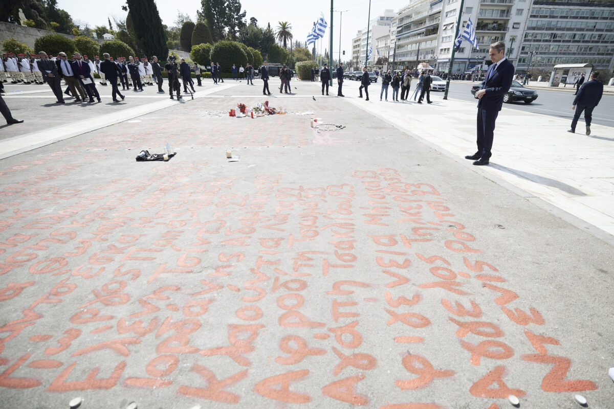 Ο Κυριάκος Μητσοτάκης υποκλίνεται στο σημείο με τα ονόματα των θυμάτων της τραγωδίας στα Τέμπη