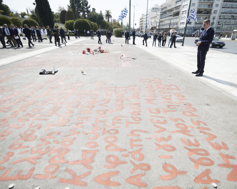 Υπόκλιση του πρωθυπουργού στα ονόματα των θυμάτων των Τεμπών στο Σύνταγμα