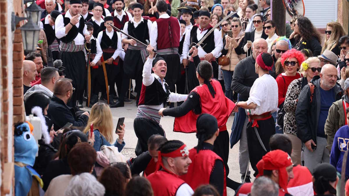 Εντυπωσιακή σκηνή από τη γιορτή στο χωριό Θυμιανά Χίου την τελευταία Κυριακή της Αποκριάς