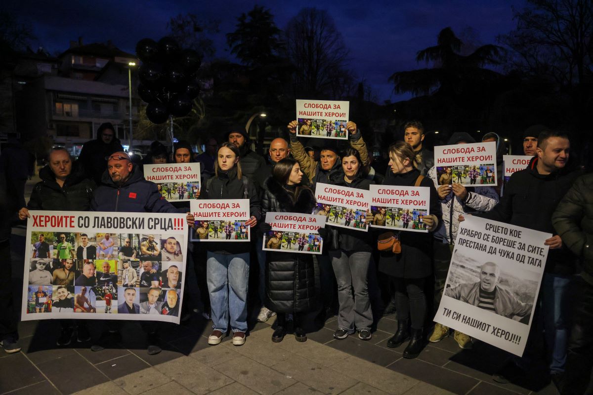 Συγκέντρωση στη μνήμη των θυμάτων της πυρκαγιάς στο κλαμπ Pulse στην πόλη Κόκανι της Βόρειας Μακεδονίας