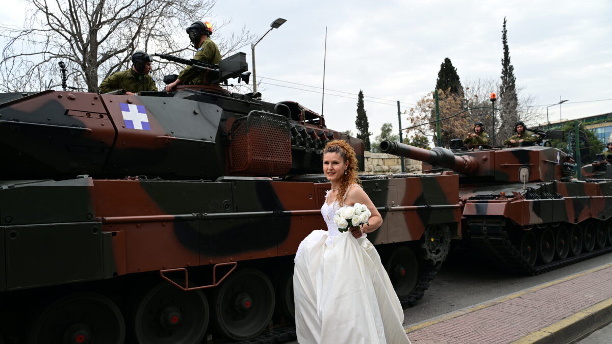 Νύφη στο κέντρο της Αθήνας πριν την παρέλαση