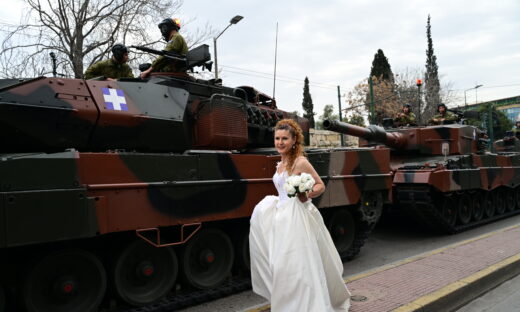 Νύφη στο κέντρο της Αθήνας πριν την παρέλαση