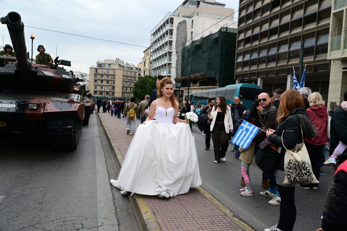 Νύφη εμφανίστηκε στο κέντρο της Αθήνας πριν την παρέλαση