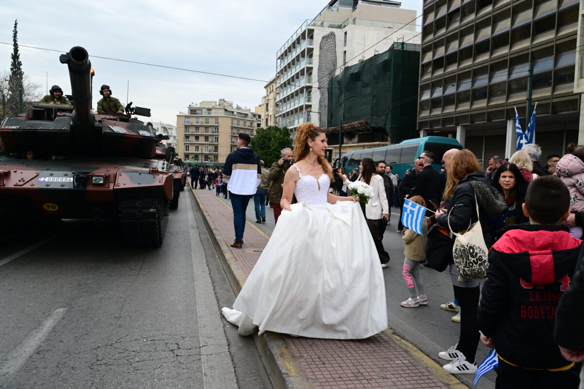 Νύφη εμφανίστηκε στο κέντρο της Αθήνας πριν την παρέλαση