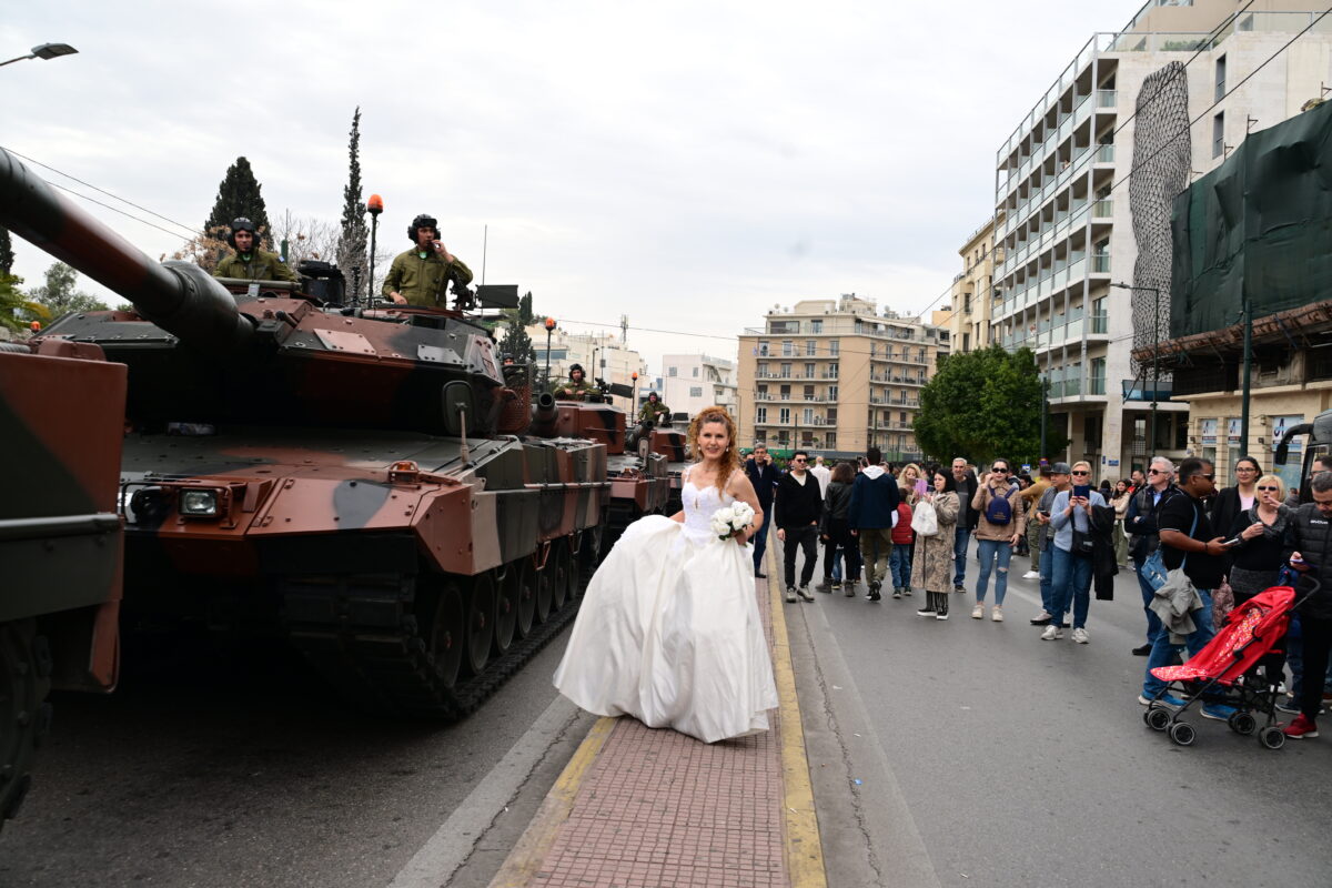 Νύφη εμφανίστηκε στο κέντρο της Αθήνας πριν την παρέλαση