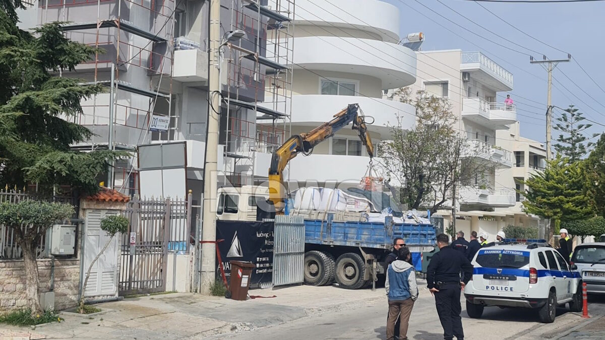 Η οικοδομή που έγινε το ατύχημα στη Βούλα