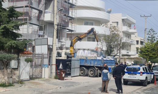 Η οικοδομή που έγινε το δυστύχημα στη Βούλα