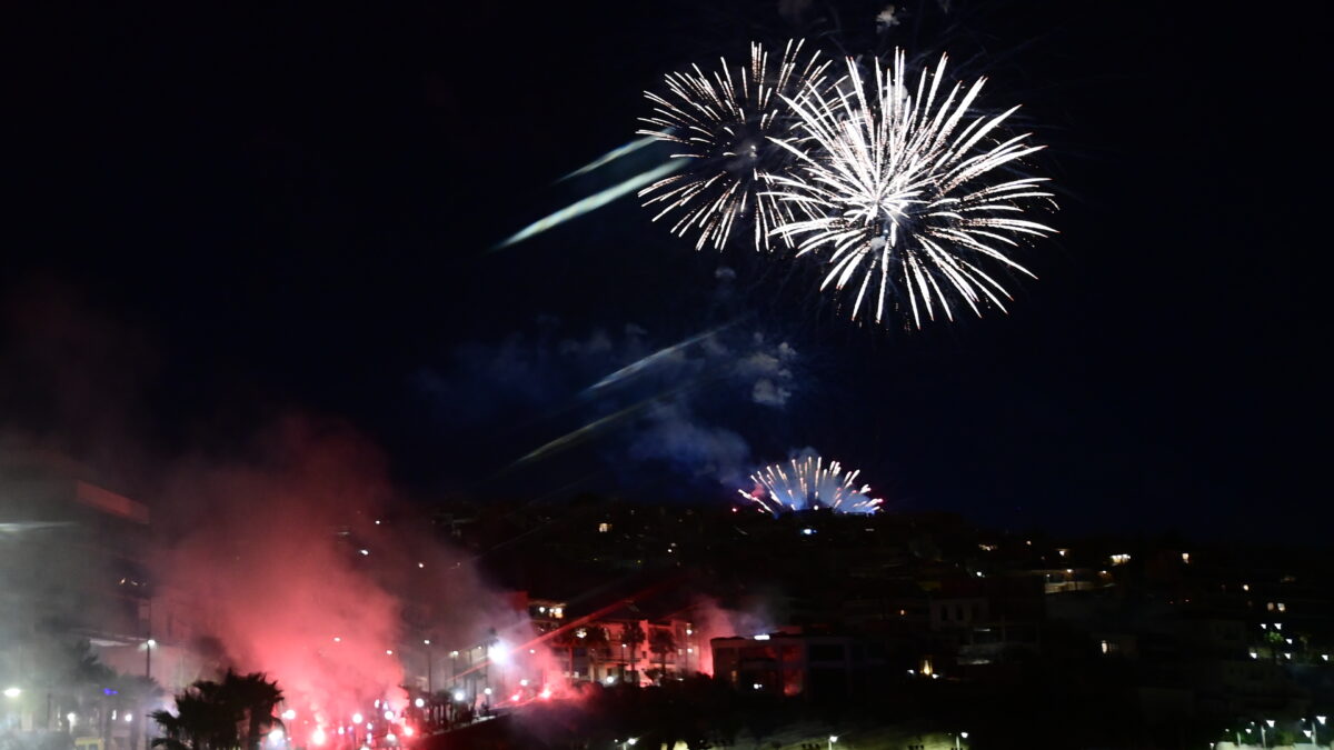 Ο Πειραιάς πήρε φωτιά για τα 100 χρόνια του Ολυμπιακού