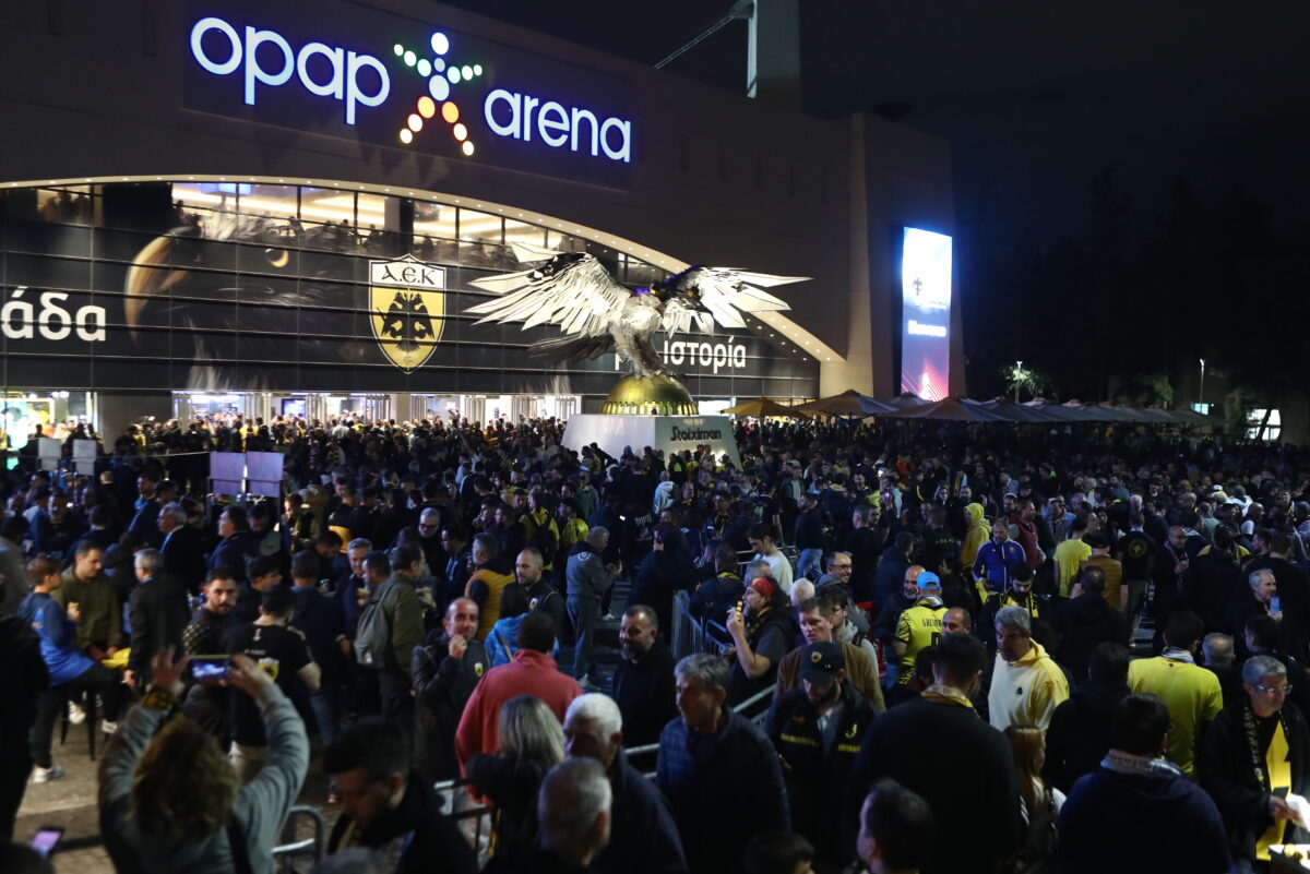 Κόσμος έξω από την OPAP Arena