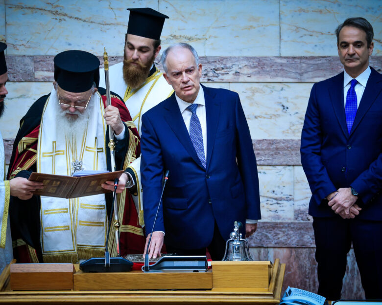 Κωνσταντίνος Τασούλας: Τα 34 λεπτά της ορκωμοσίας του νέου Προέδρου της Δημοκρατίας – Χειροκροτήματα, πηγαδάκια κι απουσίες