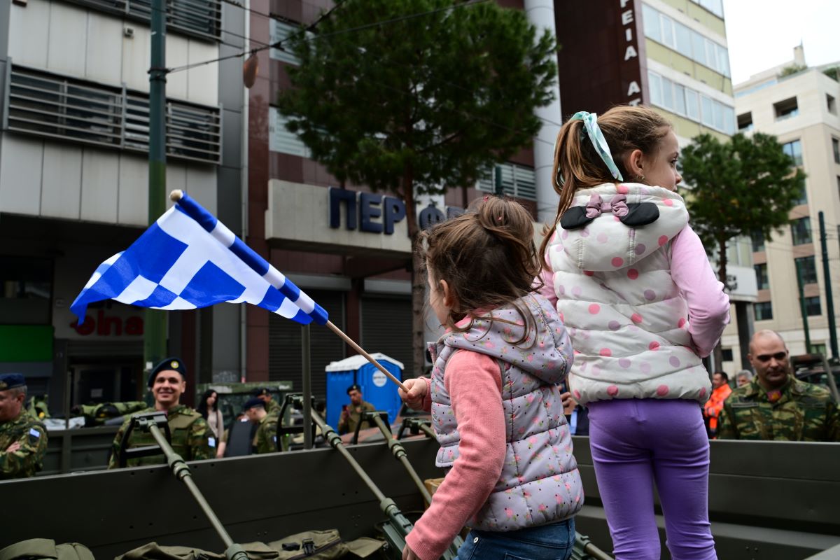 Κοριτσάκια με ελληνικές σημαίες πάνω σε στρατιωτικό όχημα πανέτοιμα για την στρατιωτική παρέλαση της 25ης Μαρτίου