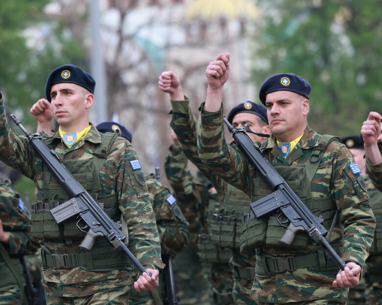 25η Μαρτίου: Με περηφάνεια και τιμή η παρέλαση στη Θεσσαλονίκη – Φοιτητές ύψωσαν μαύρα μπαλόνια για τα θύματα των Τεμπών