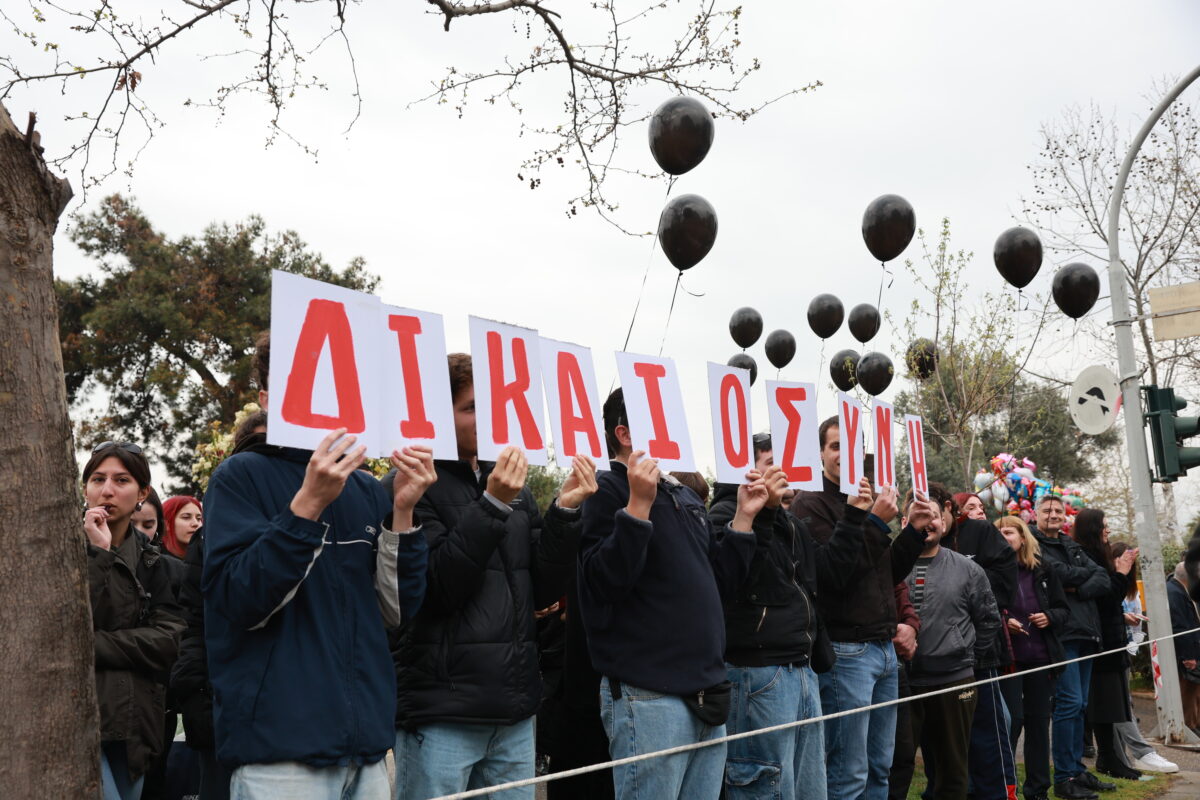 Πολίτες διαμαρτύρονται για το δυστύχημα των Τεμπών στην παρέλαση της Θεσσαλονίκης