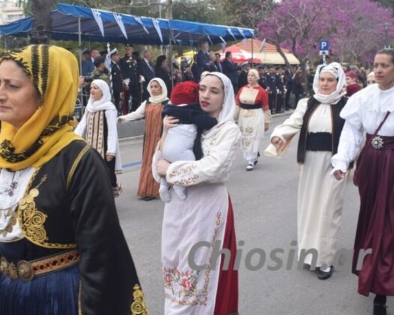 25η Μαρτίου: Με τα μωρά στην αγκαλιά τους παρέλασαν οι μητέρες στη Χίο – Εντυπωσίασε και ο Ιππικός Όμιλος στηναρέλαση