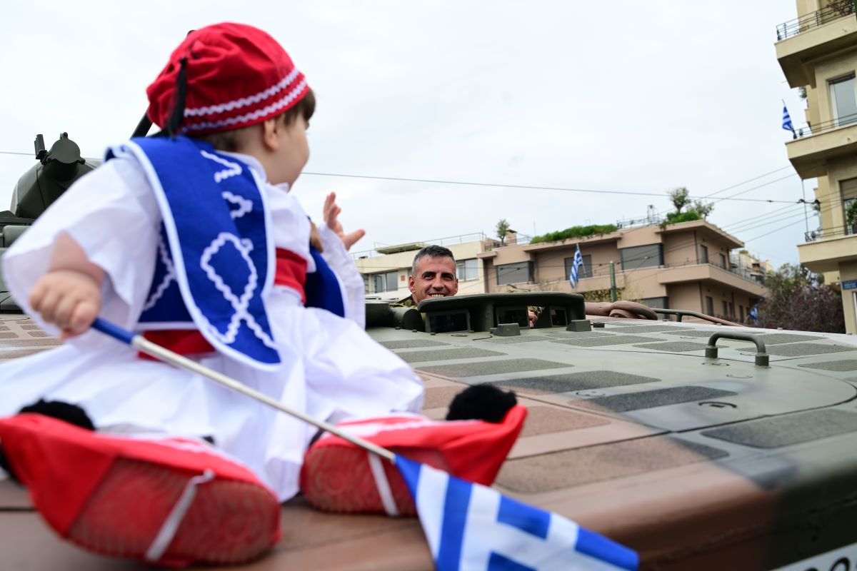 Τσολιαδάκι πάνω σε στρατιωτικό όχημα