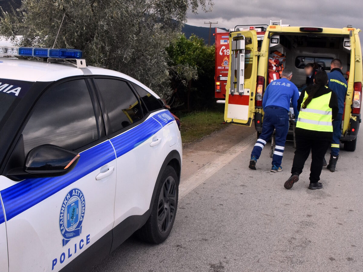 Περιπολικό και ασθενοφόρο στον σημείο τροχαίου ατυχήματος