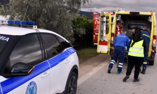 Περιπολικό και ασθενοφόρο στον σημείο τροχαίου ατυχήματος