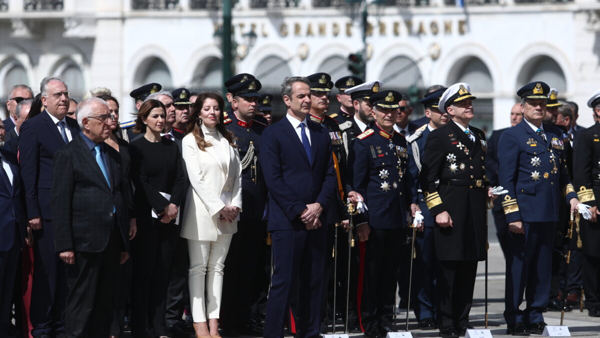 Υπόκλιση του πρωθυπουργού στα ονόματα των θυμάτων των Τεμπών στο Σύνταγμα