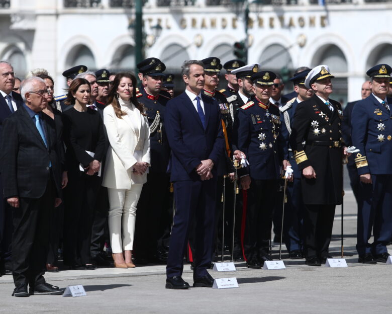 Υπόκλιση του πρωθυπουργού στα ονόματα των θυμάτων των Τεμπών στο Σύνταγμα