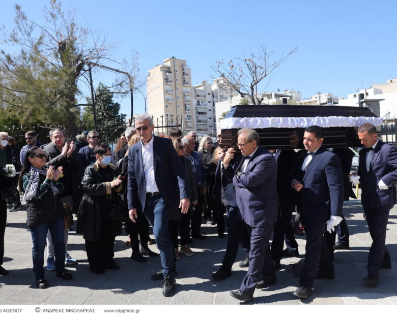 Ράνια Ιωαννίδου: Συγκίνηση στην κηδεία της ηθοποιού – Παρόντες Ρώμας, Μπιμπίλας και Χατζησοφιά