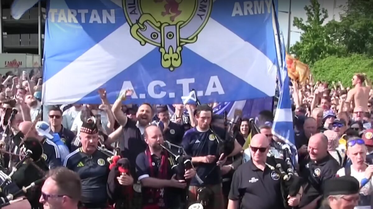 Σκωτσέζοι οπαδοί από τον σύλλογο «Τartan Army»