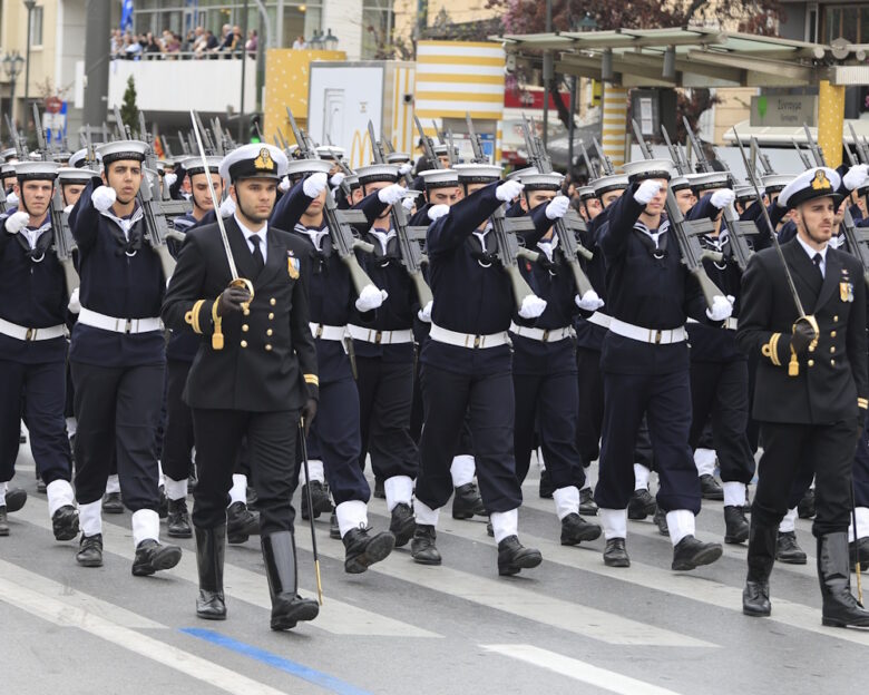 25η Μαρτίου: Σάλος με το άγημα του Πολεμικού Ναυτικού στη στρατιωτική παρέλαση – Φώναζαν υβριστικά και εθνικιστικά συνθήματα