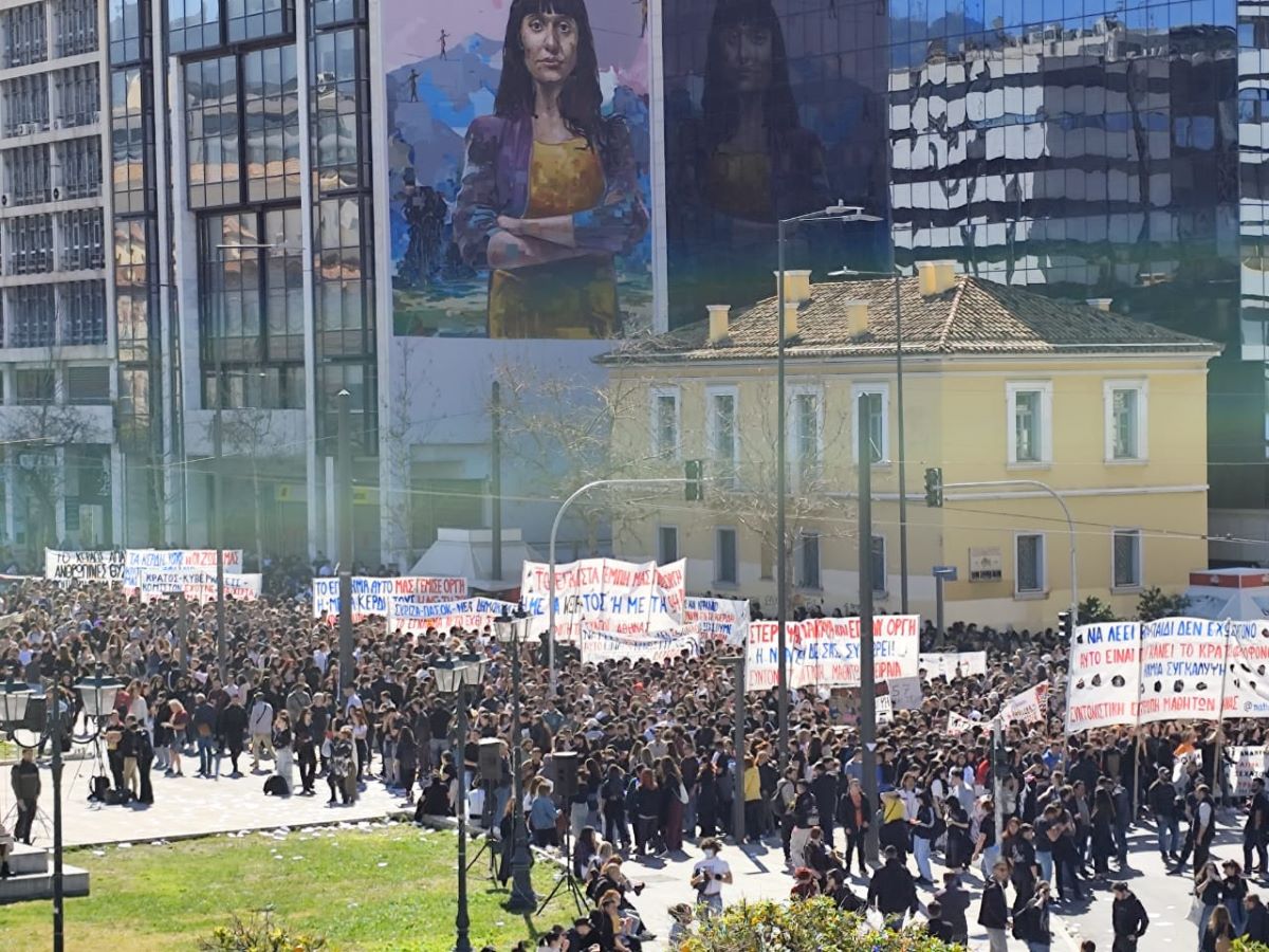 Φοιτητές και μαθητές στη συγκέντρωση για τα Τέμπη στα Προπύλαια