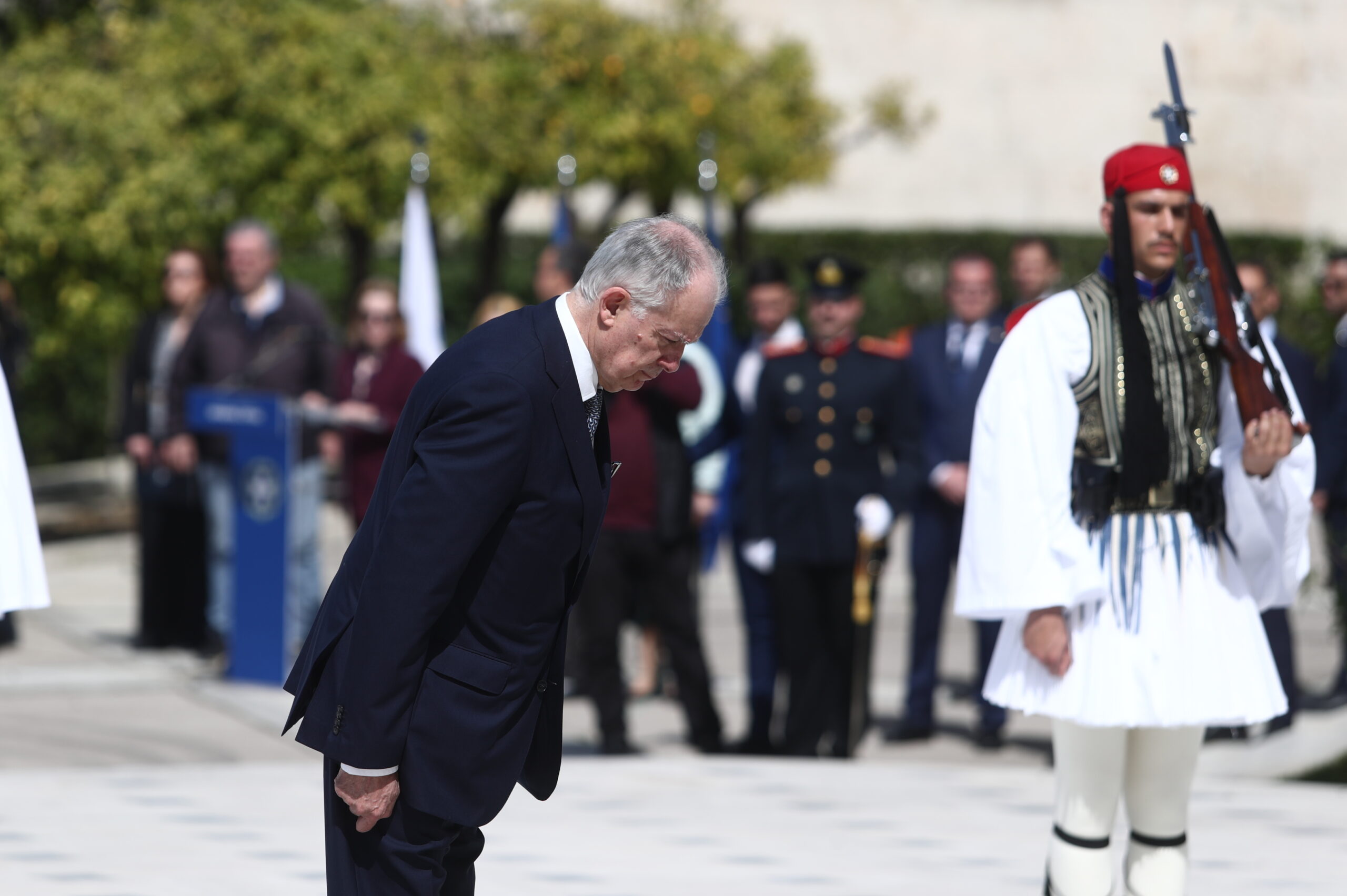 Ο Κωνσταντίνος Τασούλας στο μνημείο του Άγνωστου Στρατιώτη