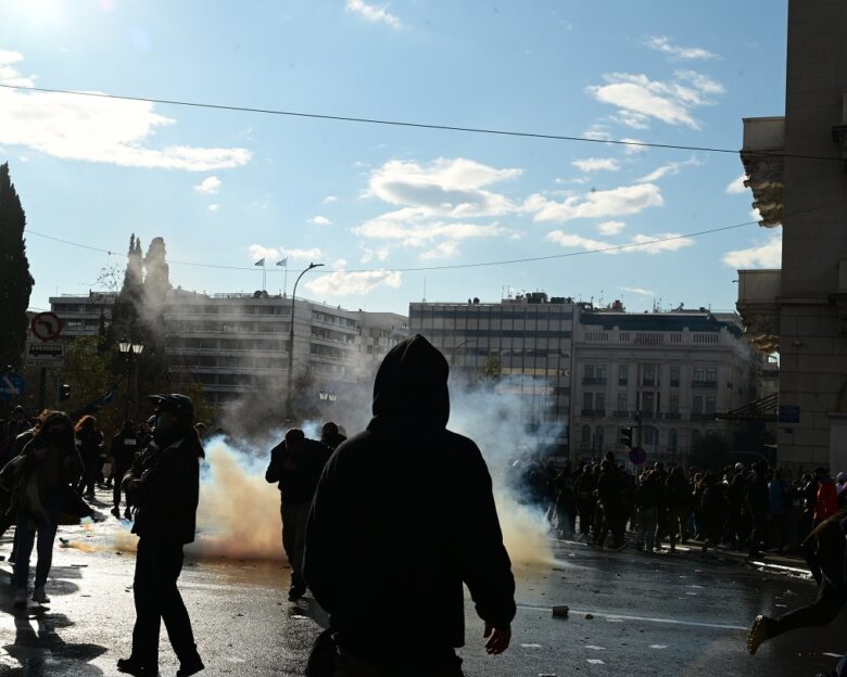 Συλλαλητήριο για τα Τέμπη: Για κακούργημα διώκονται οι συλληφθέντες για τα επεισόδια– Στο αυτόφωρο τα μέλη του Ρουβίκωνα