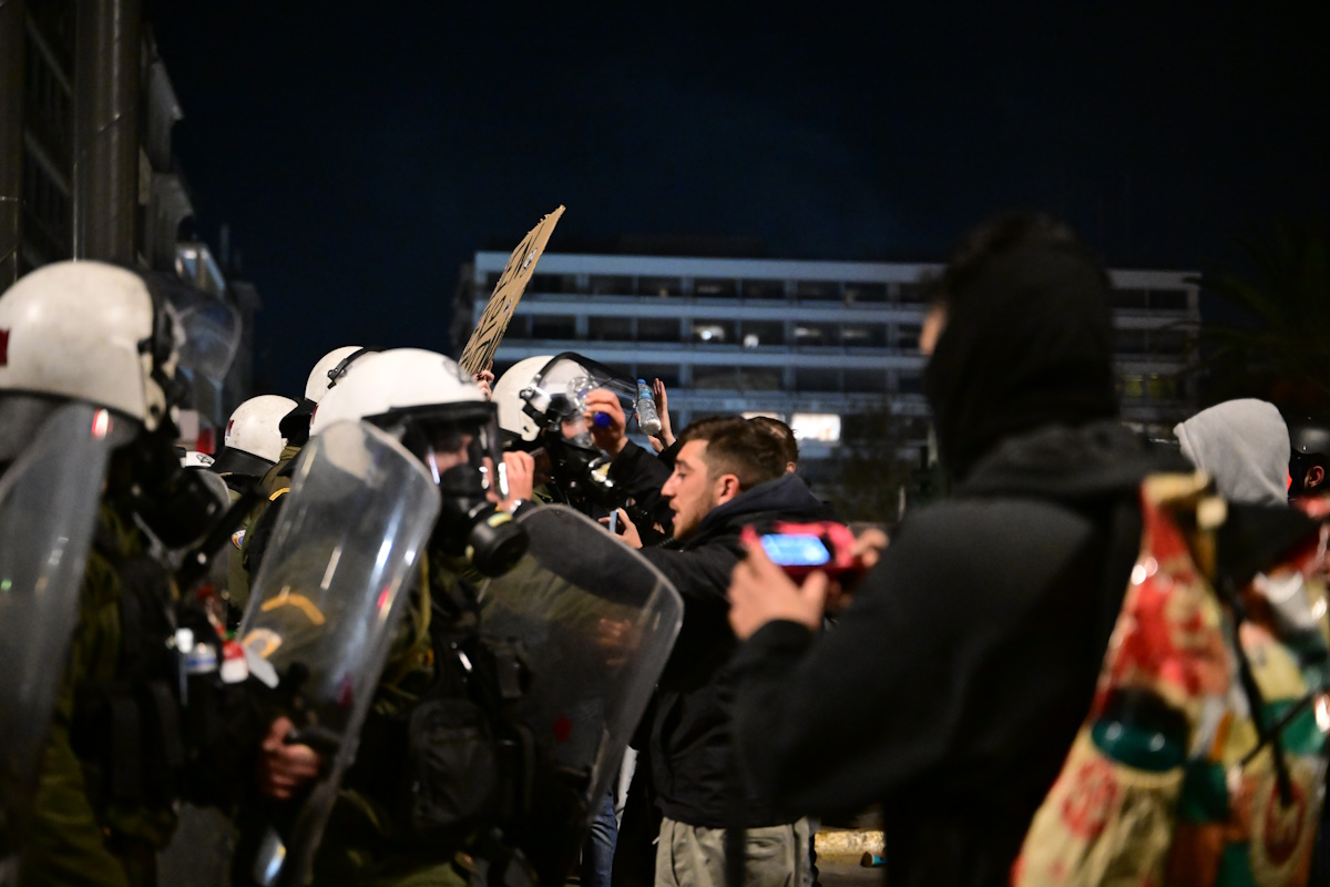 Επεισόδια μετά το συλλαλητήριο στην πλατεία Συντάγματος στην Αθήνα για το σιδηροδρομικό δυστύχημα των Τεμπών.