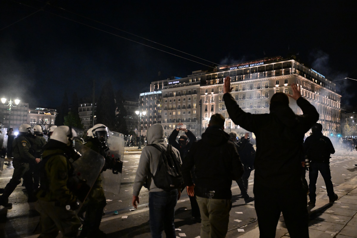 Επεισόδια μετά το συλλαλητήριο στην πλατεία Συντάγματος στην Αθήνα για το σιδηροδρομικό δυστύχημα των Τεμπών.