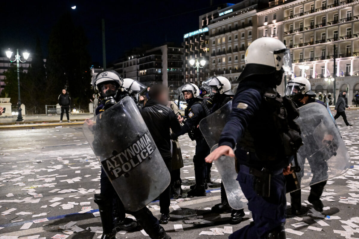 Επεισόδια μετά το συλλαλητήριο στην πλατεία Συντάγματος στην Αθήνα για το σιδηροδρομικό δυστύχημα των Τεμπών