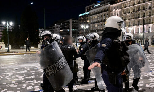 Επεισόδια μετά το συλλαλητήριο στην πλατεία Συντάγματος στην Αθήνα για το σιδηροδρομικό δυστύχημα των Τεμπών