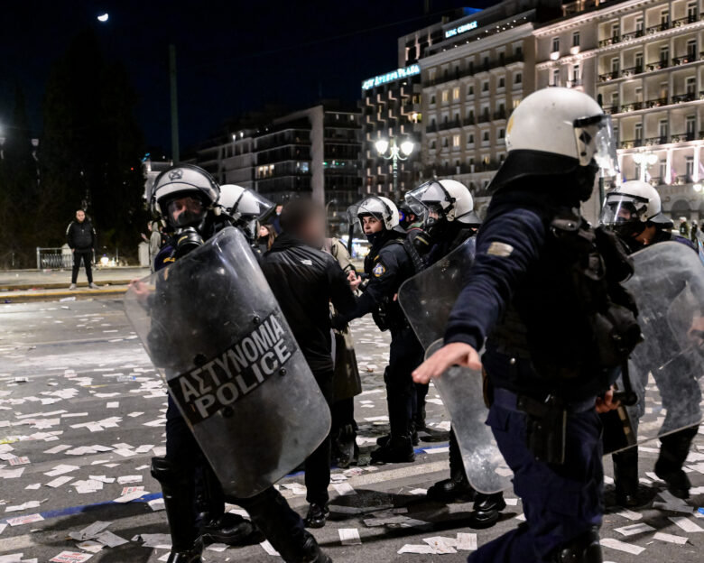 Τέμπη: Ποινική δίωξη σε βαθμό πλημμελήματος στους 11 από τους 14 συλληφθέντες από τα επεισόδια της Τετάρτης στο κέντρο της Αθήνας